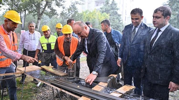 Batman Valisi, sağanak altında çivi çakma törenine katıldı